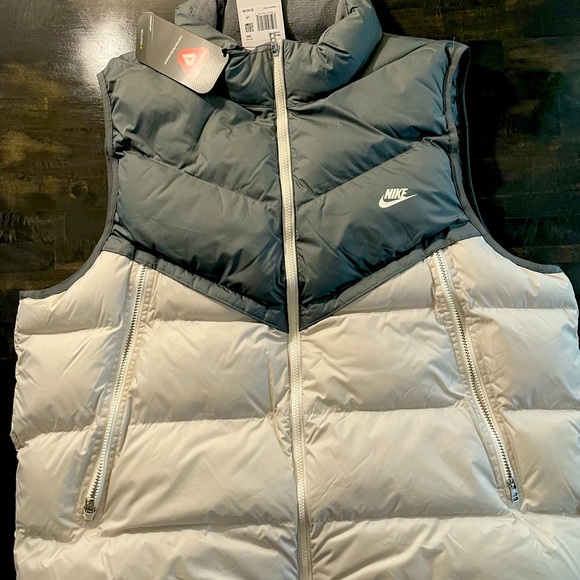 Nike Men’s Storm-Fit white/gray puffer vest - Picture 4 of 6